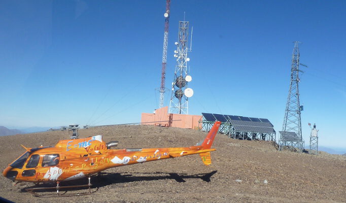 Helicóptero y torres en terreno montañoso