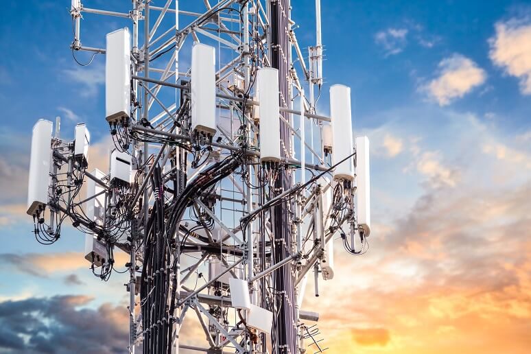 Torre de telecomunicaciones con antenas