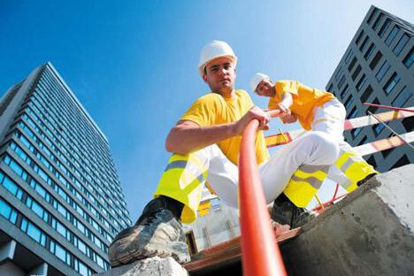 Trabajadores instalando cable de fibra óptica